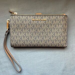 Michael Kors JET SET TRAVEL BROWN LG DOUBLE ZIP WRSTLT